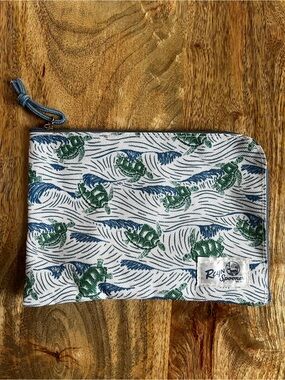 Reyn Spooner Sea Turtle Print Zip Pouch - United Airlines